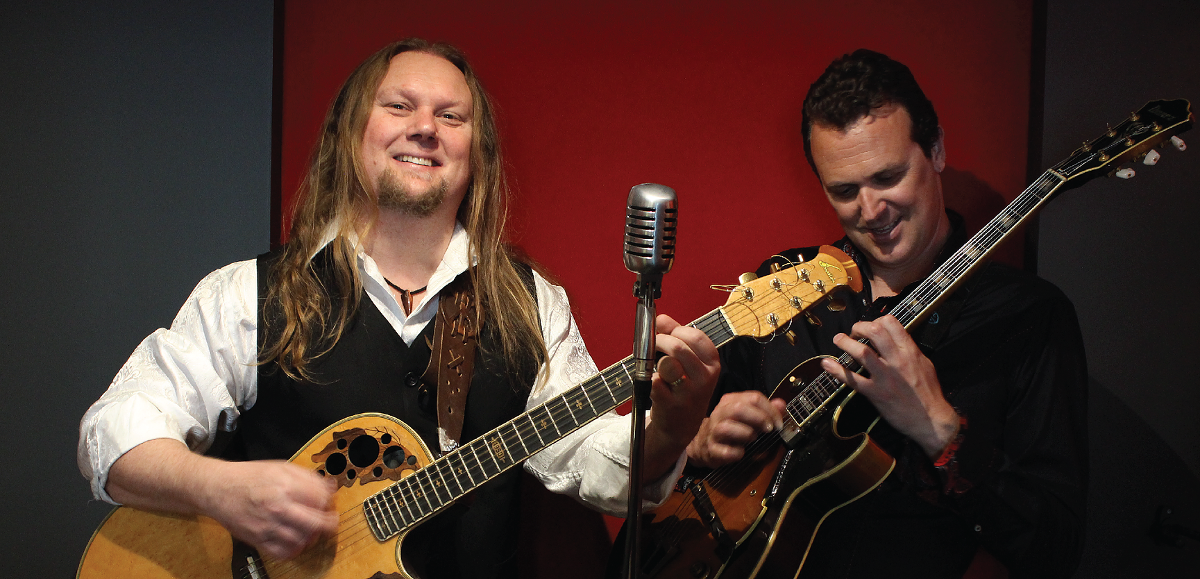 Wilde Taylor, two men playing guitar