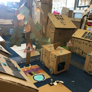 Little Makers: Build a Cardboard City image