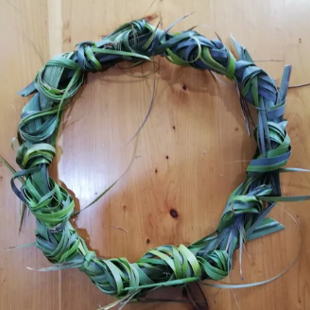 Weave your own Christmas wreath image